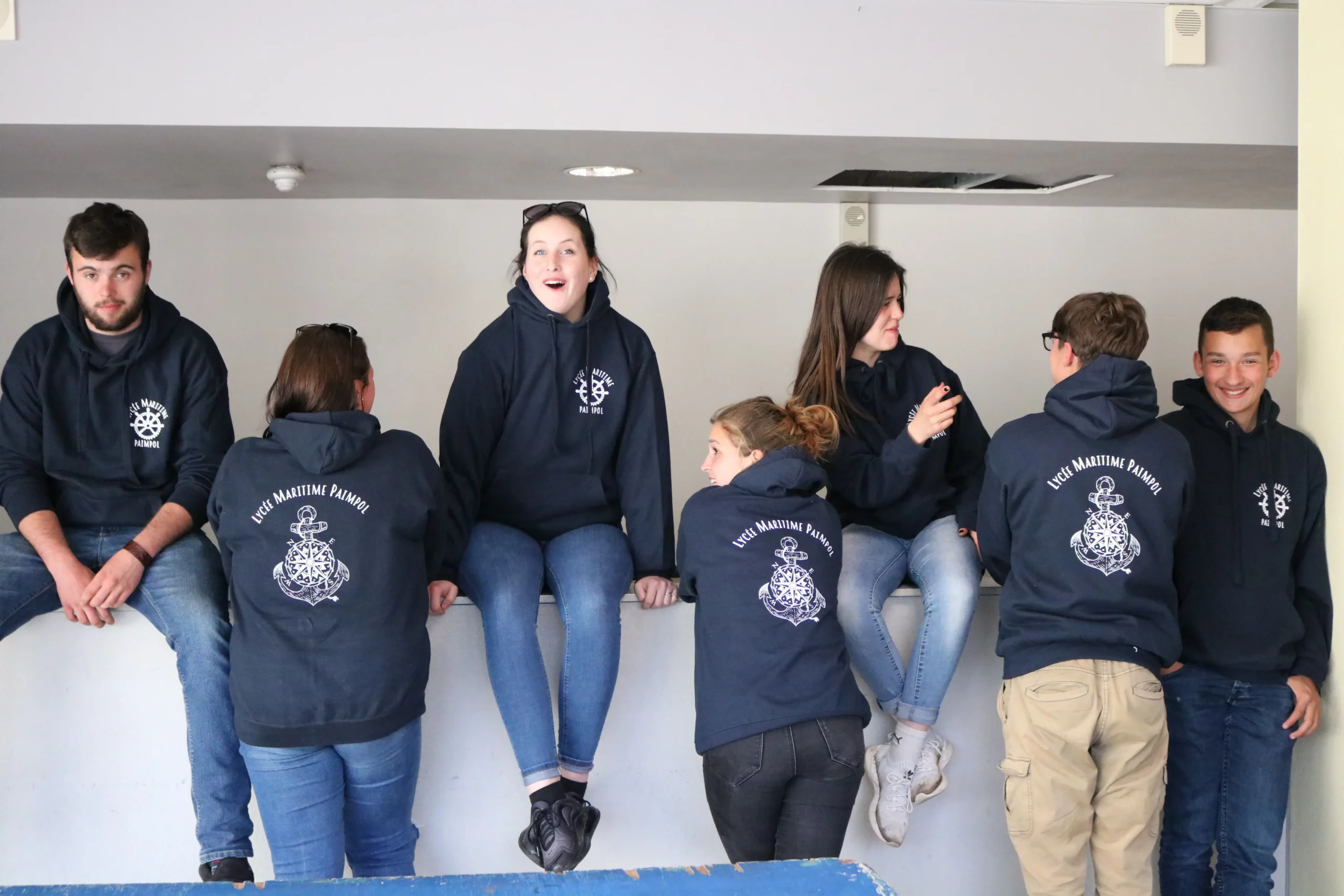 sweat capuche personnalise impression logo ancre marine bleu