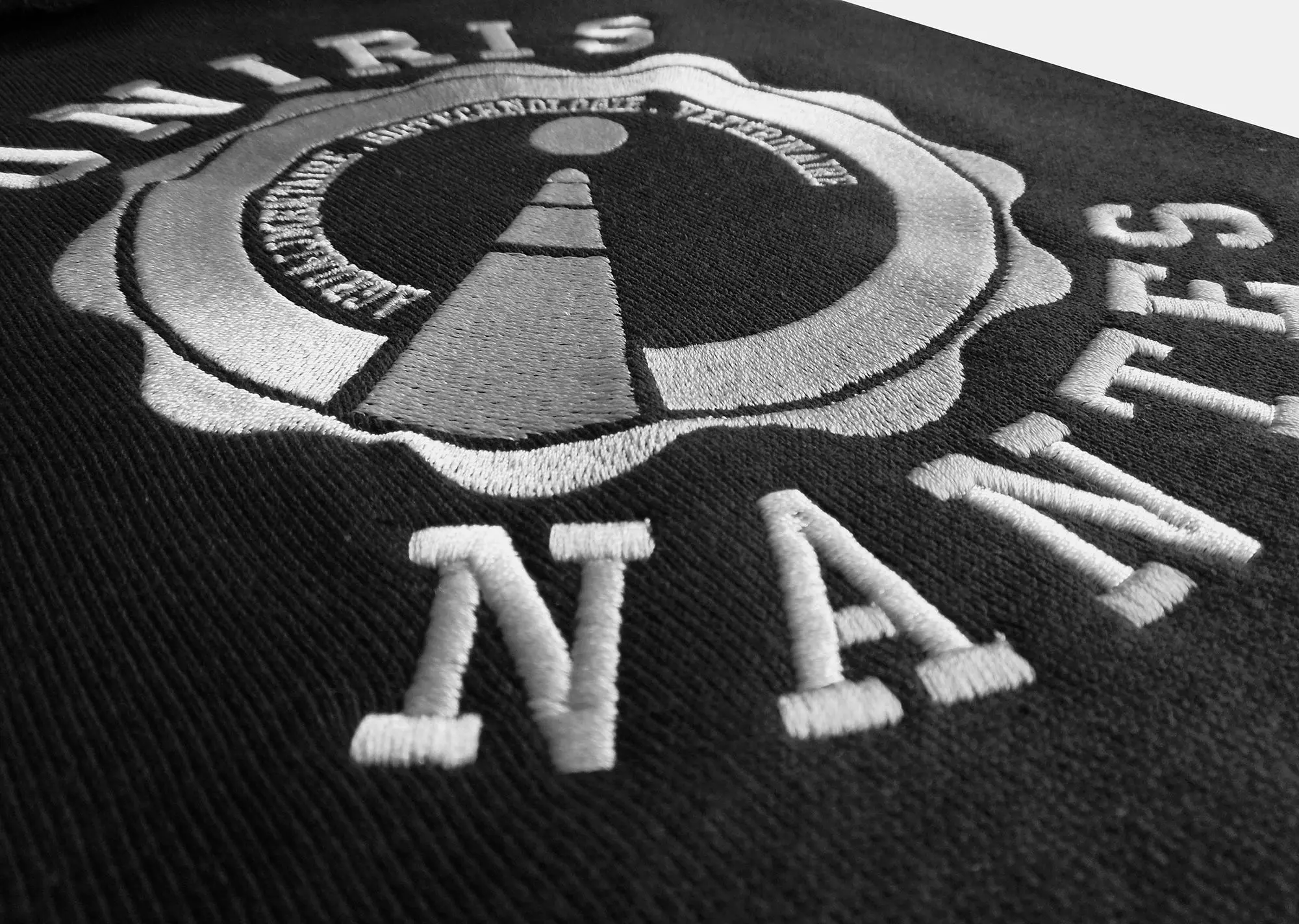 sweat noir personnalise broderie logo blanc