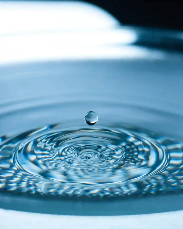 Goutte d'eau qui rebondit au dessus d'une flaque
