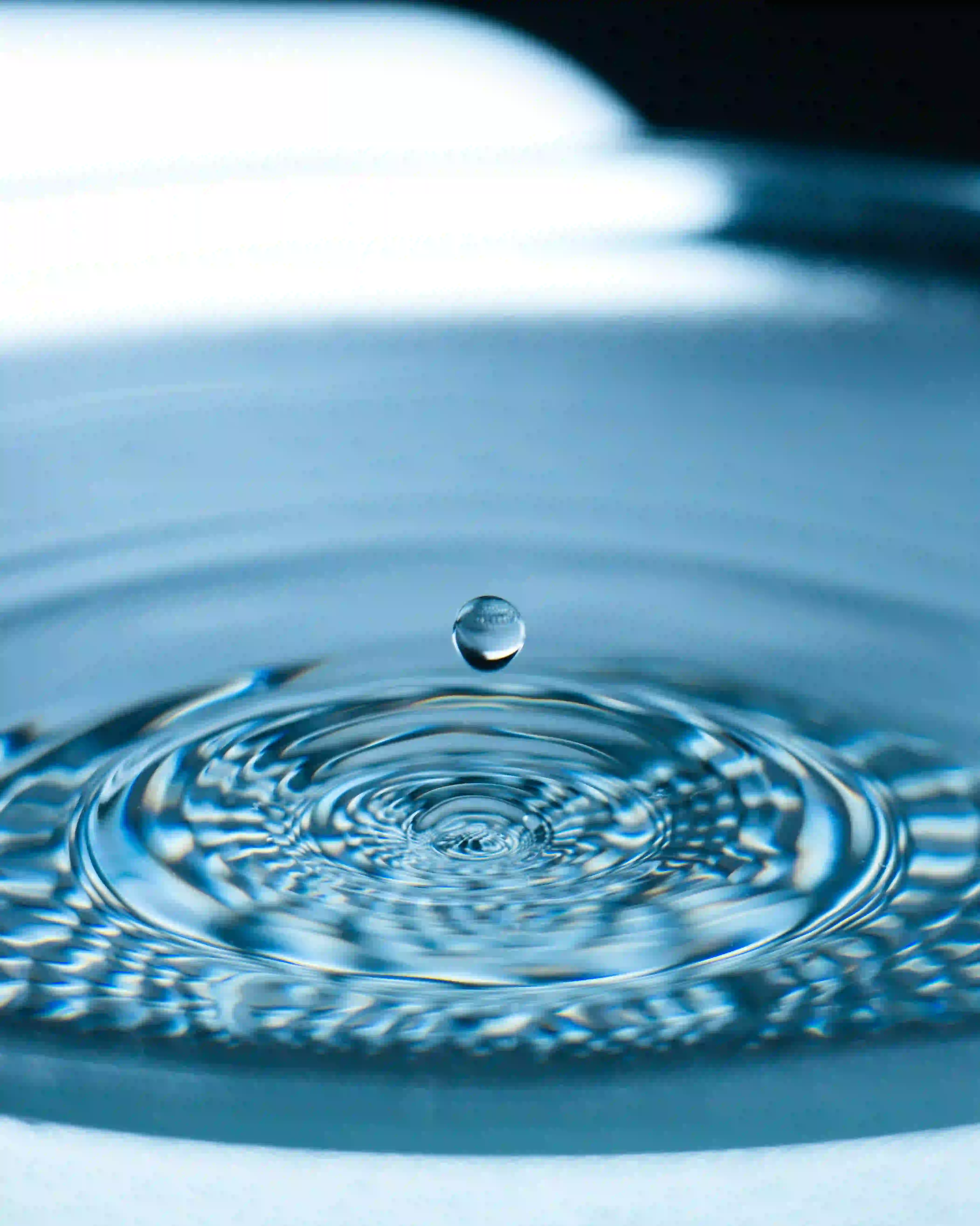 Goutte d'eau qui rebondit au dessus d'une flaque